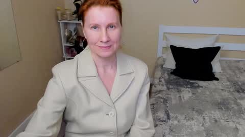 Snapshot of seductive_foxy_ chatting on 09.30.25 seductive_foxy_ online show from 09.30.25