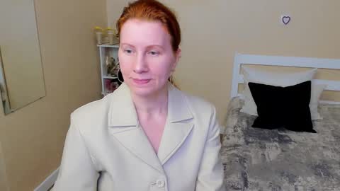 Snapshot of seductive_foxy_ chatting on 09.30.25 seductive_foxy_ online show from 09.30.25
