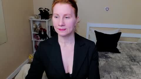 Snapshot of seductive_foxy_ chatting on 10.02.25 seductive_foxy_ online show from 10.02.25