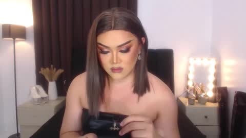 Snapshot of seductivelolalola chatting on 02.15.25 Natalie Mefford online show from 02.15.25