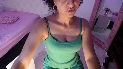 Snapshot of seductress_malia chatting on 10.14.25 seductress_malia online show from 10.14.25