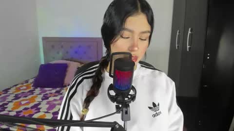 Snapshot of selene_e chatting on 11.12.25 Karol. online show from 11.12.25