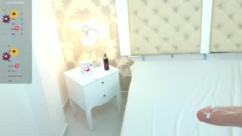 Snapshot of selene_williams chatting on 09.23.25 Selene WilliamsGMT-5 700-1400 colombian time online show from 09.23.25
