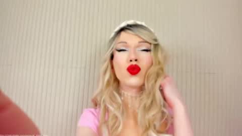 Snapshot of sensual_miss_mia chatting on 02.28.25 Mia online show from 02.28.25