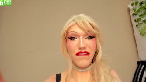 Snapshot of sensual_miss_mia chatting on 10.22.25 Mia online show from 10.22.25