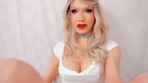 Snapshot of sensual_miss_mia chatting on 04.21.26 Mia online show from 04.21.26