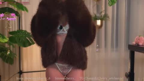 Maria- OF sensual bee online show from 11.26.25