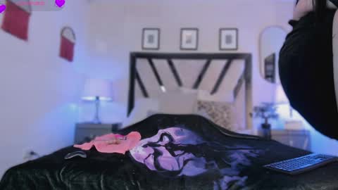 Snapshot of serenaalux chatting on 04.07.26 Serena online show from 04.07.26