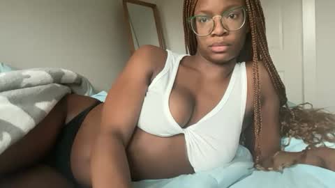 Snapshot of serenitybee chatting on 11.19.25 Serenity Bee online show from 11.19.25