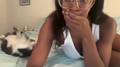 Snapshot of serenitybee chatting on 12.16.25 Serenity Bee online show from 12.16.25