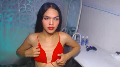 Snapshot of servicedoll18 chatting on 11.08.25 Bella online show from 11.08.25