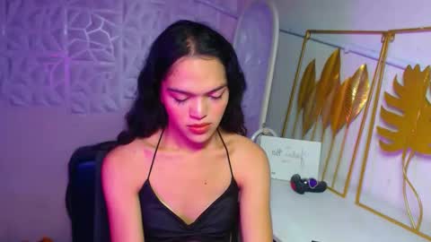 Snapshot of servicedoll18 chatting on 12.02.25 Bella online show from 12.02.25