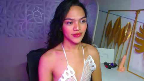 Snapshot of servicedoll18 chatting on 12.04.25 Bella online show from 12.04.25