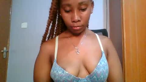 Snapshot of sexie_curvie chatting on 02.04.25 Maggie online show from 02.04.25