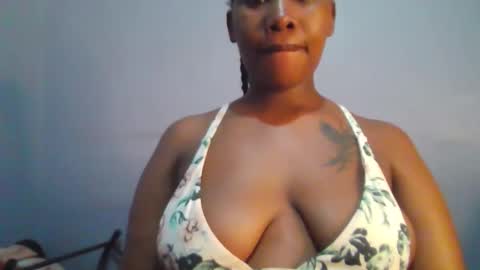 Snapshot of sexie_curvie chatting on 09.26.25 Maggie online show from 09.26.25