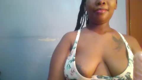 Snapshot of sexie_curvie chatting on 10.10.25 Maggie online show from 10.10.25