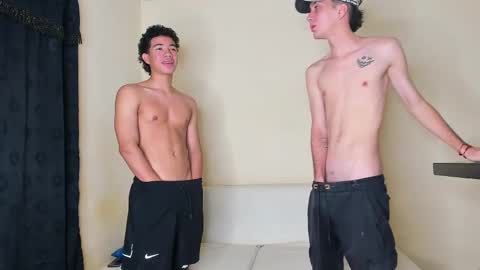 Izzy19Yearsgirl with glasseDereck18yearsboy with glasse Alice 19years-Dany 19 years online show from 10.01.25