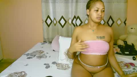 Snapshot of sexy_bluegirl chatting on 10.03.25 sexy_bluegirl online show from 10.03.25