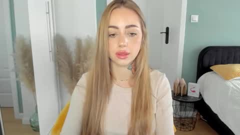 Snapshot of sexy_coralie chatting on 04.23.26 C o r a l i e online show from 04.23.26