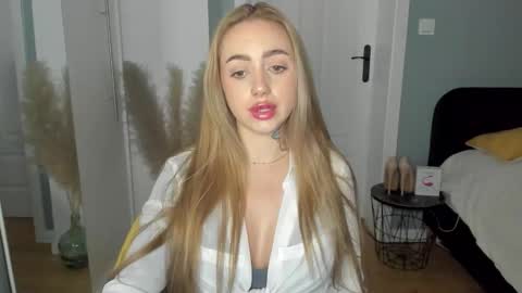 Snapshot of sexy_coralie chatting on 04.29.26 C o r a l i e online show from 04.29.26