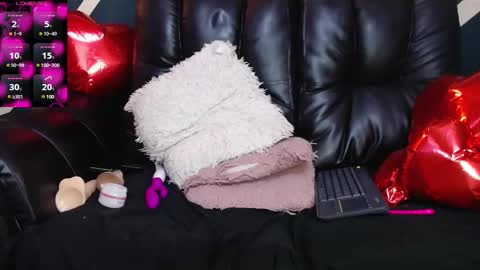 Snapshot of sexy_redgirl chatting on 02.14.25 karoline online show from 02.14.25