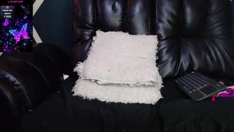 Snapshot of sexy_redgirl chatting on 03.11.25 karoline online show from 03.11.25