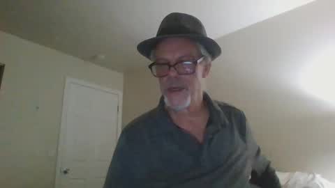 Snapshot of sexy_white_daddy chatting on 02.21.25 Daddy online show from 02.21.25