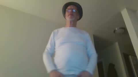 Snapshot of sexy_white_daddy chatting on 02.24.25 Daddy online show from 02.24.25