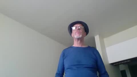 Snapshot of sexy_white_daddy chatting on 03.05.25 Daddy online show from 03.05.25