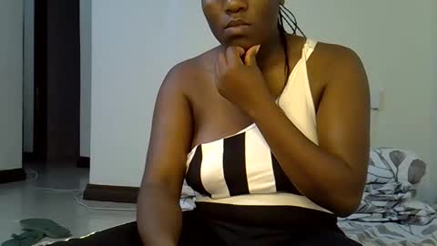 Snapshot of sexy_yello chatting on 10.14.25 Bantu girl online show from 10.14.25
