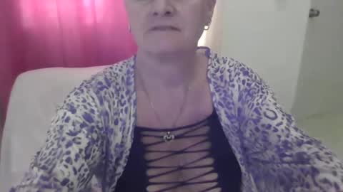 Snapshot of sexyalliekay chatting on 01.04.25 Sexy GILF Allie Kay online show from 01.04.25