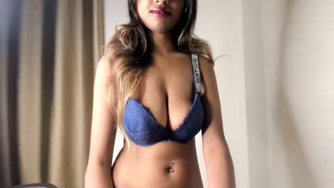 Snapshot of sexyaru chatting on 11.20.25 Aru online show from 11.20.25