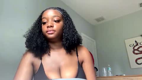 Snapshot of sexybrown05 chatting on 12.18.25 Sexybrowngirl online show from 12.18.25