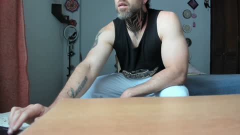 Snapshot of sexycolombian2022 chatting on 12.25.24 Antonioylola online show from 12.25.24