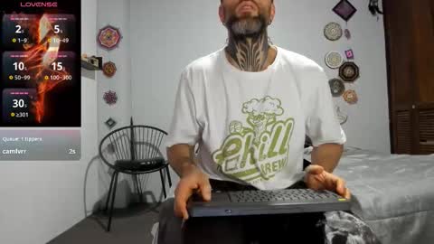 Snapshot of sexycolombian2022 chatting on 11.20.25 Antonioylola online show from 11.20.25