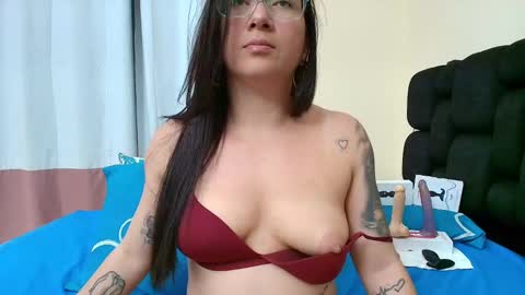 Snapshot of sexyeva_25 chatting on 01.22.25 Eva online show from 01.22.25