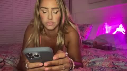 Snapshot of sexygoodvibebabe69 chatting on 09.22.25 Ashley Love online show from 09.22.25