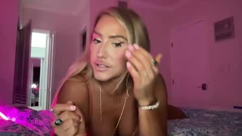 Snapshot of sexygoodvibebabe69 chatting on 09.30.25 Ashley Love online show from 09.30.25