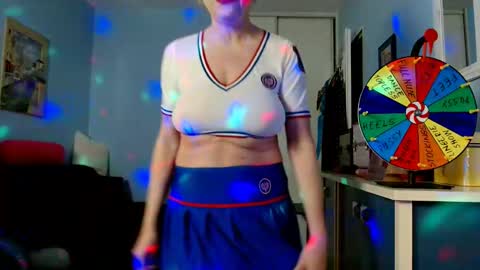 Snapshot of sexyjennyeu chatting on 09.10.25 Jenny online show from 09.10.25