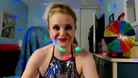 Snapshot of sexyjennyeu chatting on 10.10.25 Jenny online show from 10.10.25