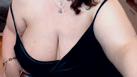 Snapshot of sexymilfsquirter chatting on 01.26.25 Victoria online show from 01.26.25
