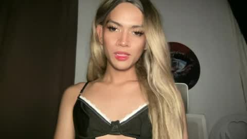 Snapshot of sexynakedweapon chatting on 06.19.26 LIEZEL online show from 06.19.26