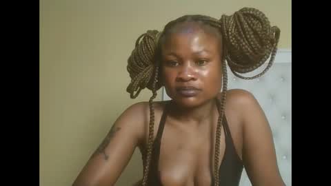 Snapshot of sexyqueenivy chatting on 11.12.25 queenivy online show from 11.12.25