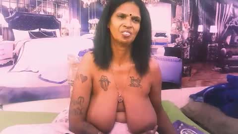 Snapshot of sexyva4u2luv chatting on 10.26.25 sexyva4u2luv online show from 10.26.25