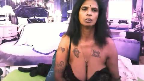 Snapshot of sexyva4u2luv chatting on 10.28.25 sexyva4u2luv online show from 10.28.25