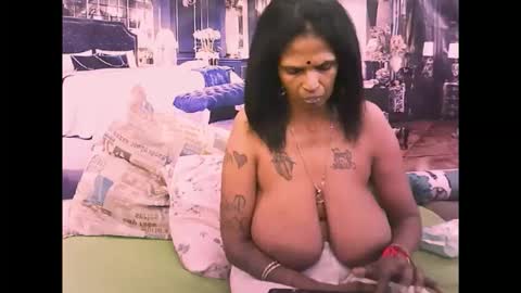 Snapshot of sexyva4u2luv chatting on 10.31.25 sexyva4u2luv online show from 10.31.25