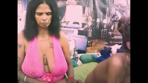 Snapshot of sexyva4u2luv chatting on 11.01.25 sexyva4u2luv online show from 11.01.25