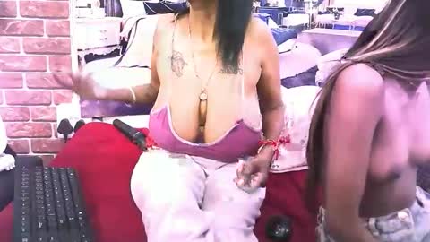 Snapshot of sexyva4u2luv chatting on 11.25.25 sexyva4u2luv online show from 11.25.25