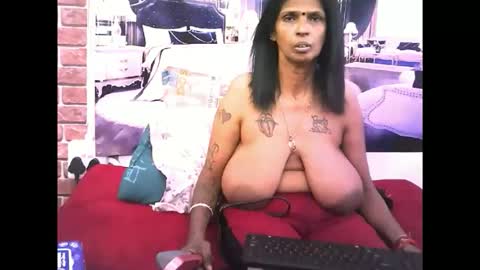 Snapshot of sexyva4u2luv chatting on 11.25.25 sexyva4u2luv online show from 11.25.25