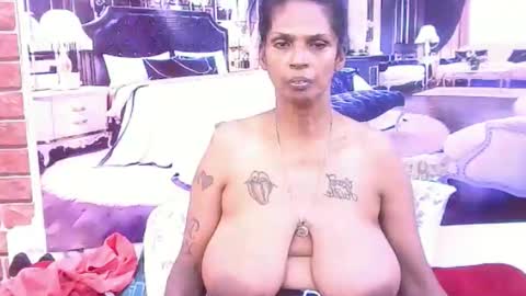 Snapshot of sexyva4u2luv chatting on 11.26.25 sexyva4u2luv online show from 11.26.25